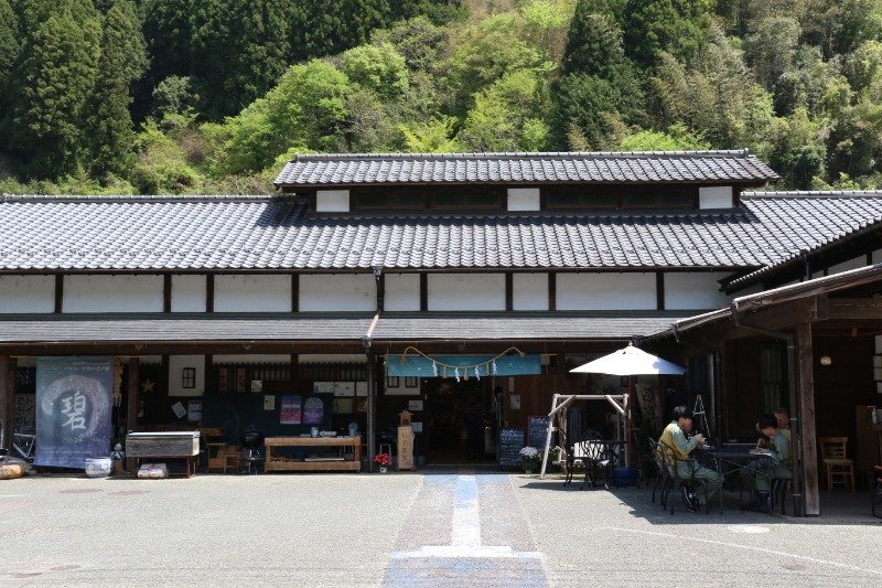 食事は心地よいテラス席でいただきます