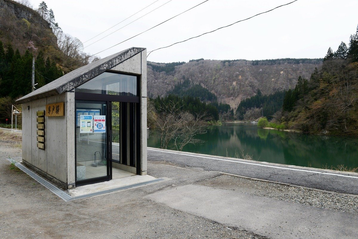 只見川が目前に流れる早戸駅