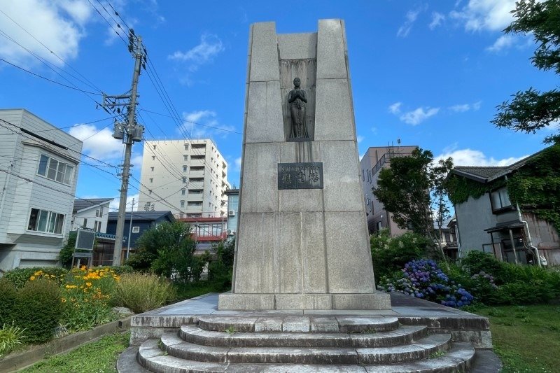 8月1日の朝6時には慰霊塔前で慰霊祭が行なわれます