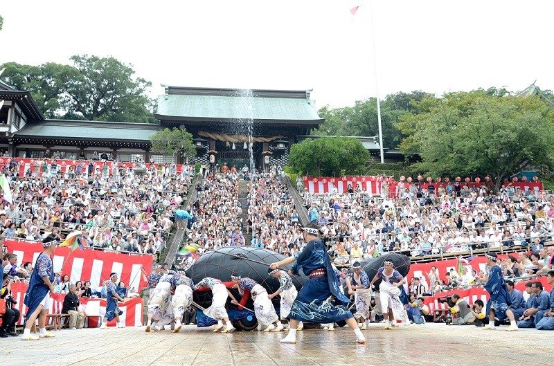 江戸時代の古式捕鯨の様子を表現した万屋町の「鯨の潮吹き」。鯨の背中から勢いよく潮（水）を噴き上げます