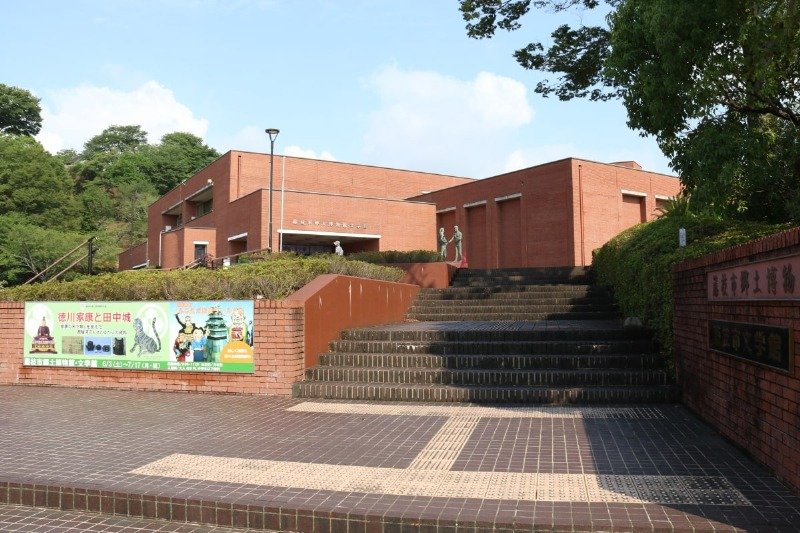 郷土博物館・文学館は宿場町や田中城に関する展示が豊富。郷土博物館・文学館 外観