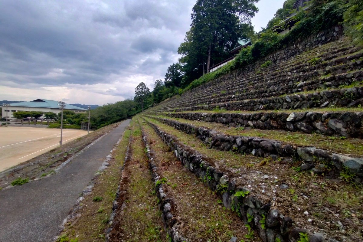 古代遺跡のような観覧席。別子銅山の遺産が、新居浜太鼓祭りを見守り続けています