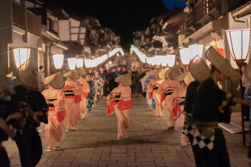 ぼんぼりが連なる坂道を踊り歩いていく（写真／富山市観光協会）