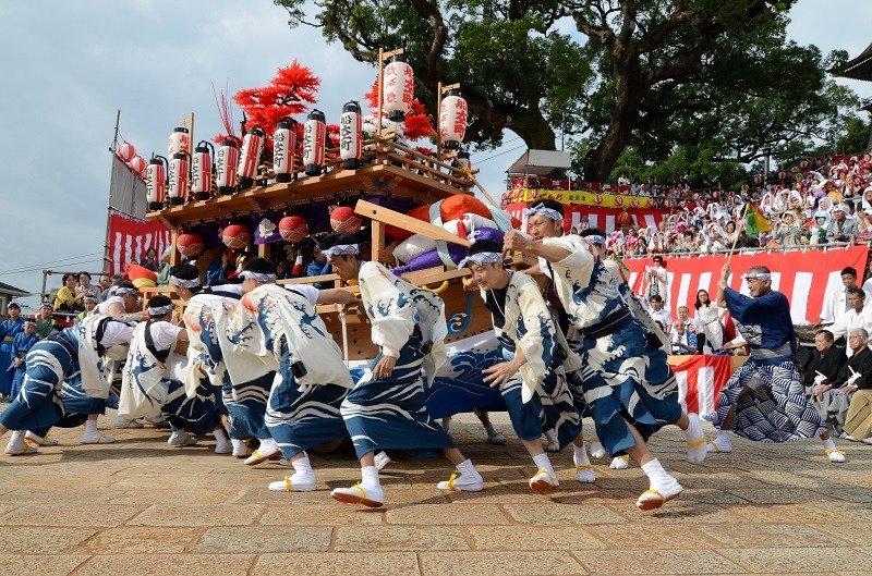 船大工町の「川船」。船頭が網を投げる網打ちにより、諏訪神社に献上する鯉を捕獲する漁の様子を表現しています