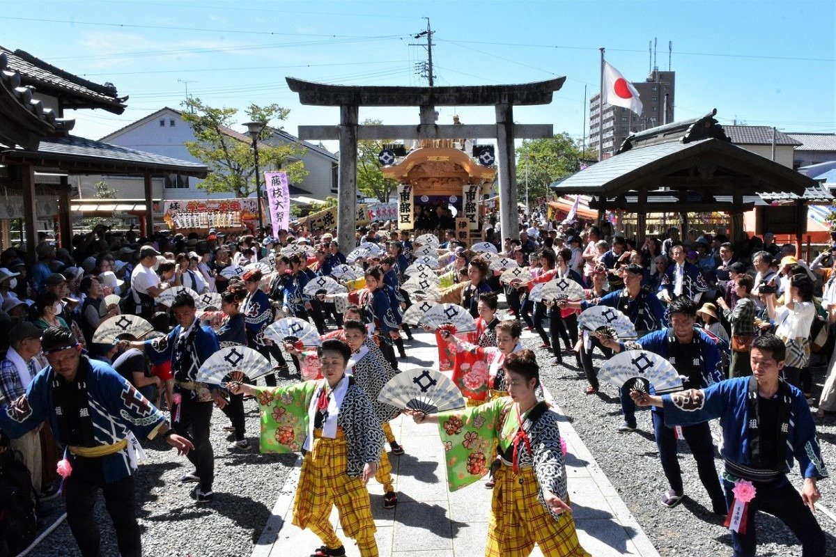 参道にずらり並んだ町衆が神社に地踊りを奉納