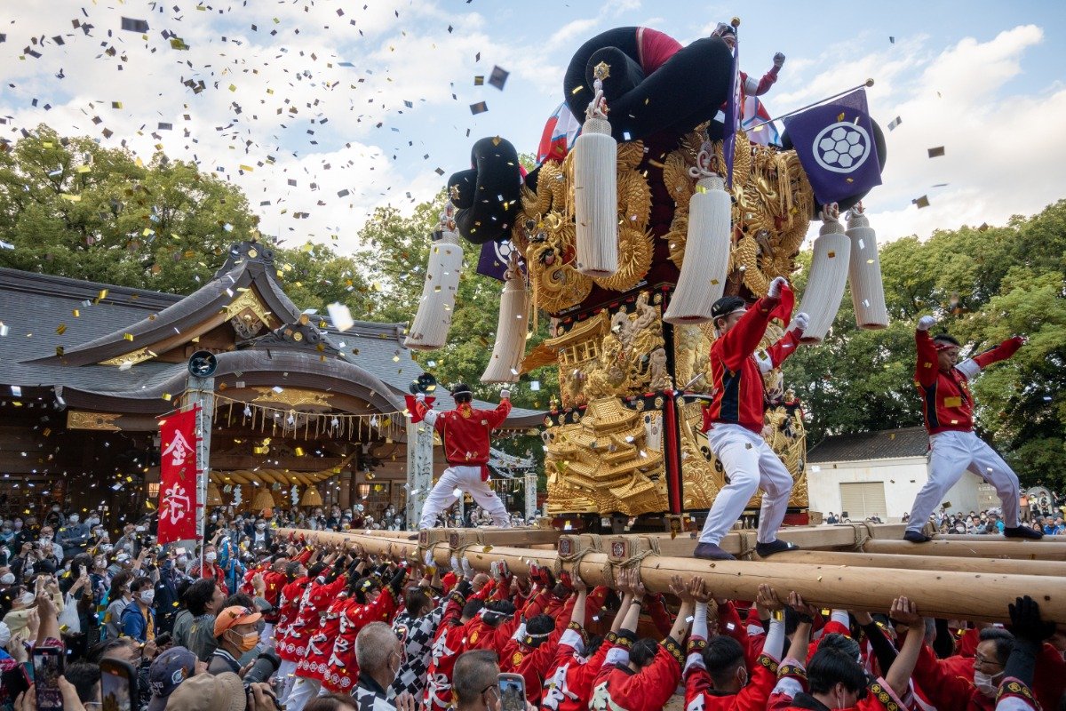 一宮神社の本殿前でのかきくらべ