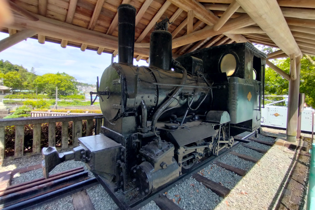 別子銅山で使われた蒸気機関車などを野外展示