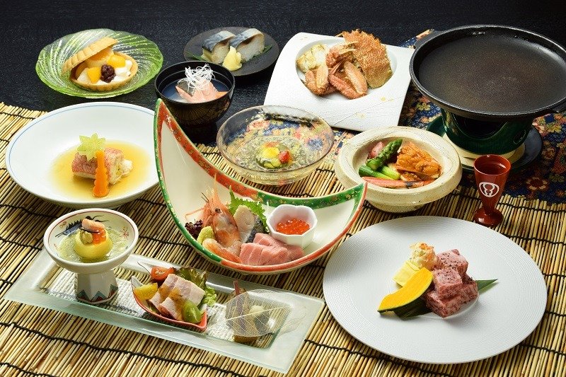部屋食「滝本御膳」、夏の一例。毛ガニやキンキ、十勝牛など北海道らしい食事が並びます
