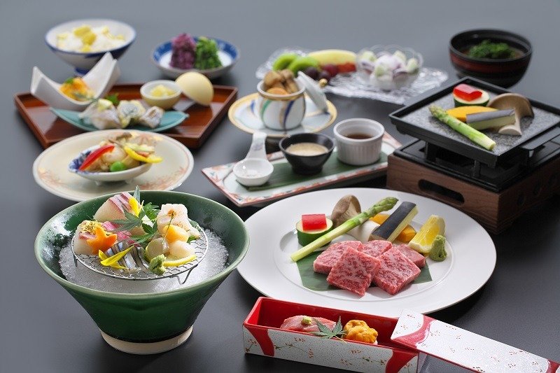 特鮮会席プランの一例。新鮮魚介の刺身5種、寿司2種や長崎和牛の鉄板焼など、厳選された地元の食材が満載です