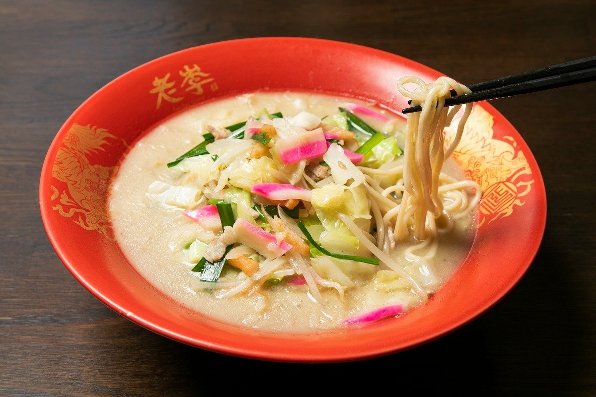 長崎ちゃんぽんの特徴のひとつが、“唐灰汁（とうあく）”を加えた麺。独特の風味を生み出します
