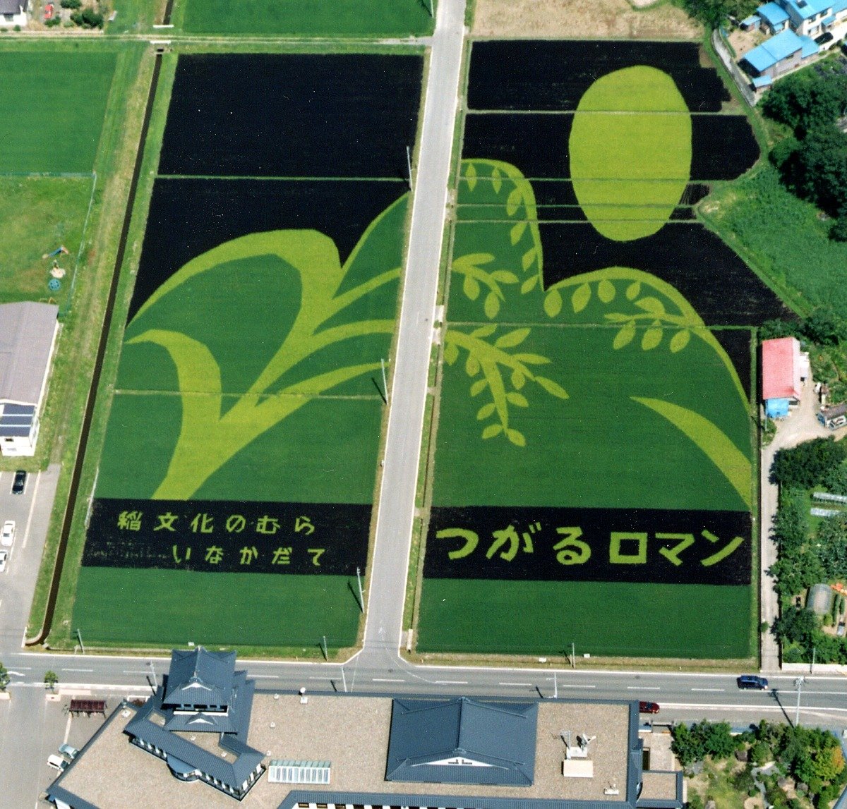 図柄が複雑になっていくのは第10回（2002年）の『岩木山と月』から。約1000名により作られました