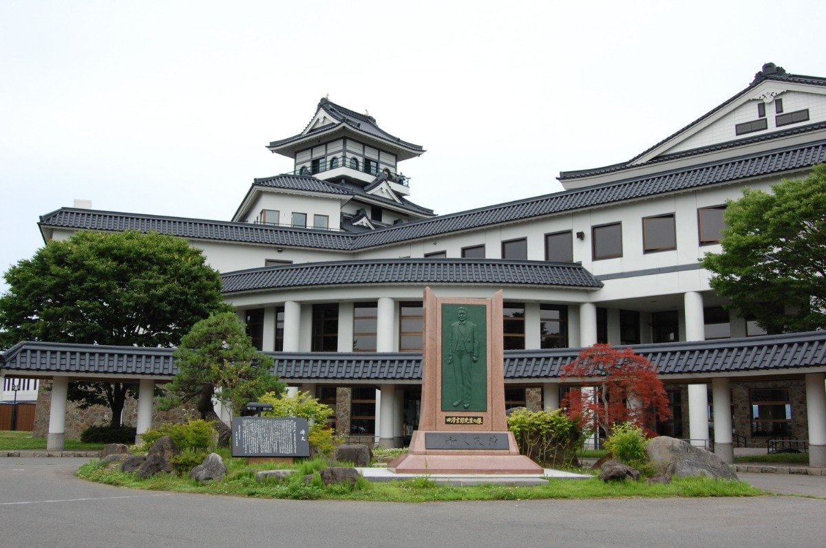 お城のような外見の田舎館村役場4階デッキが第1田んぼアート展望台です