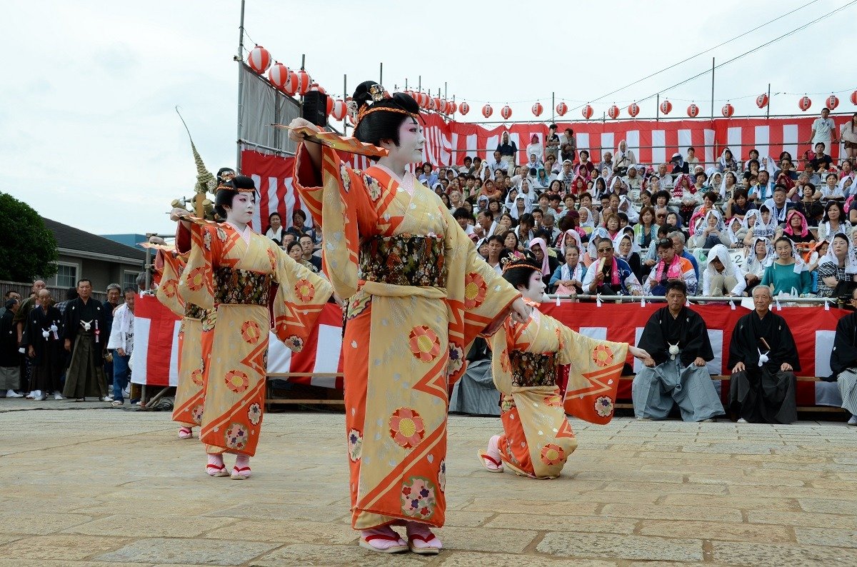 桶屋町の「本踊」。鎖国時代の長崎に上陸したという、象にちなんだ踊りを披露