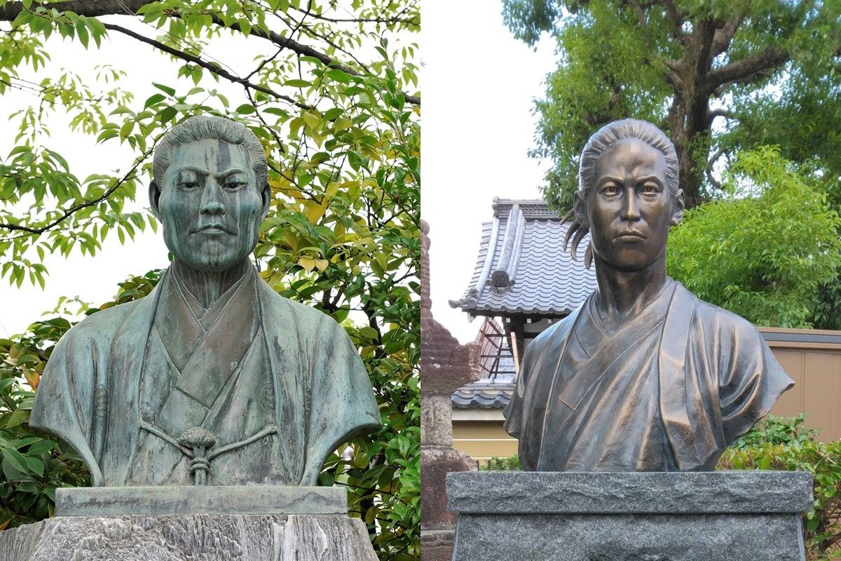 壬生塚と呼ばれる池の中の島に立つ近藤勇（左）と土方歳三（右）の胸像