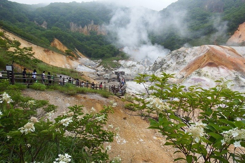 常にもくもくと湯煙が上がっている「登別地獄谷」