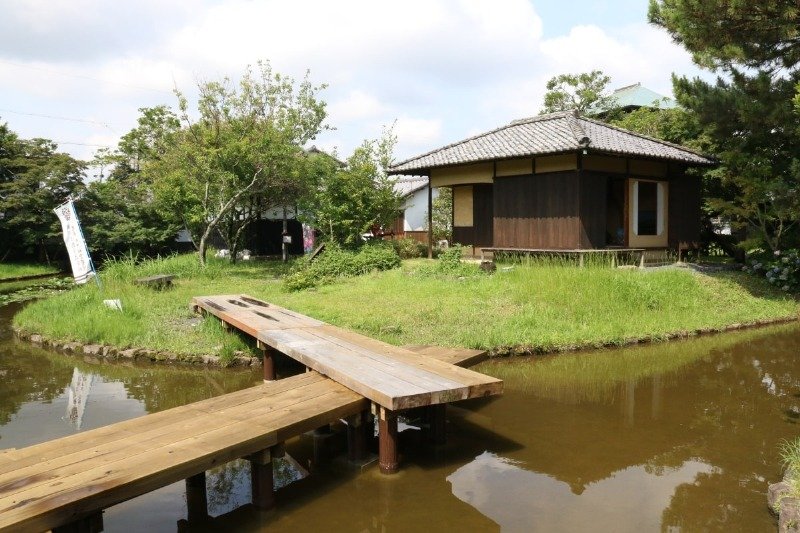 水辺に立つ茶室