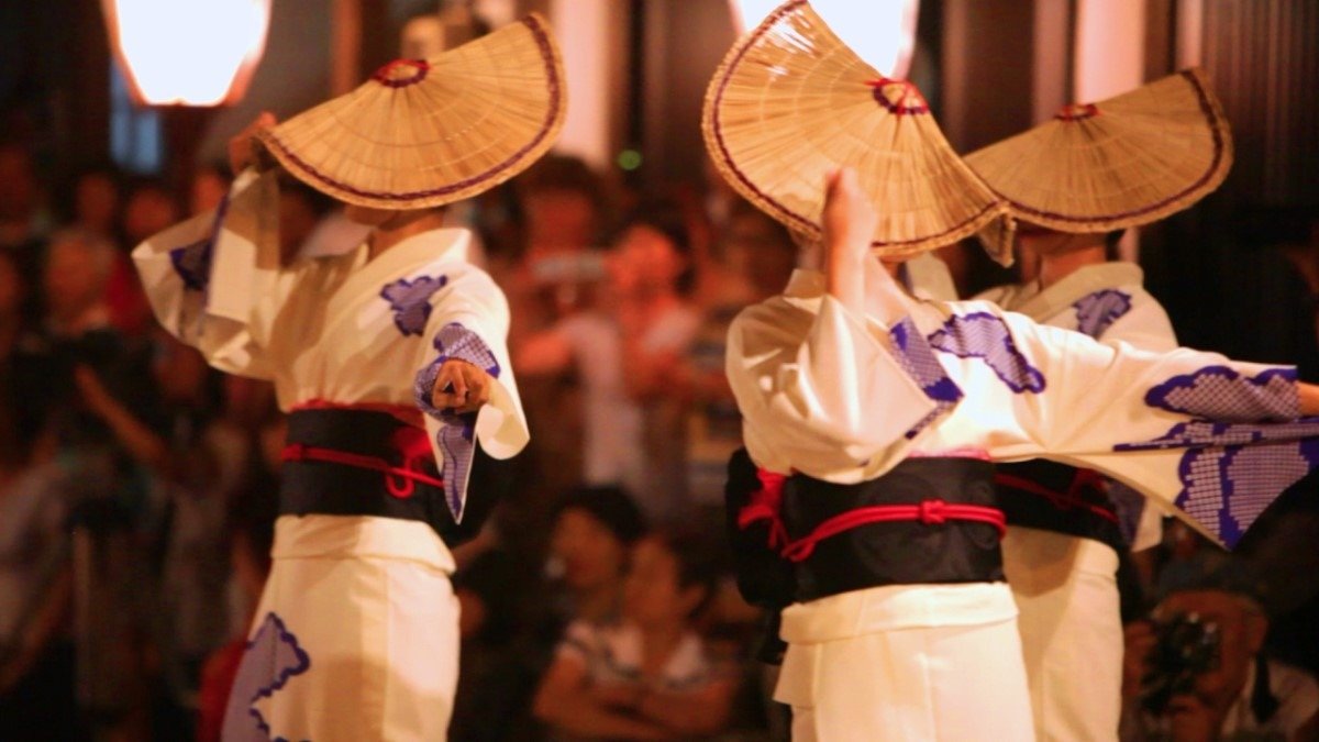 支部によって踊りが微妙に違う点にも注目（写真／富山市観光協会）