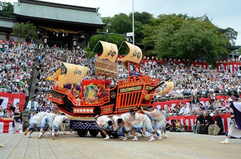 本石灰町（もとしっくいまち）の「御朱印船」。東南アジアで貿易を行なっていた船主・荒木宗太郎がベトナム王族の娘・アニオー姫を妻に迎え、夫婦で長崎に戻って来たエピソードを表現しています