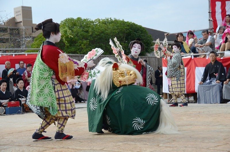 丸山町の「本踊」。長崎検番の芸妓衆による玄人の踊りを奉納し、粋で艶のある舞で観衆を魅了