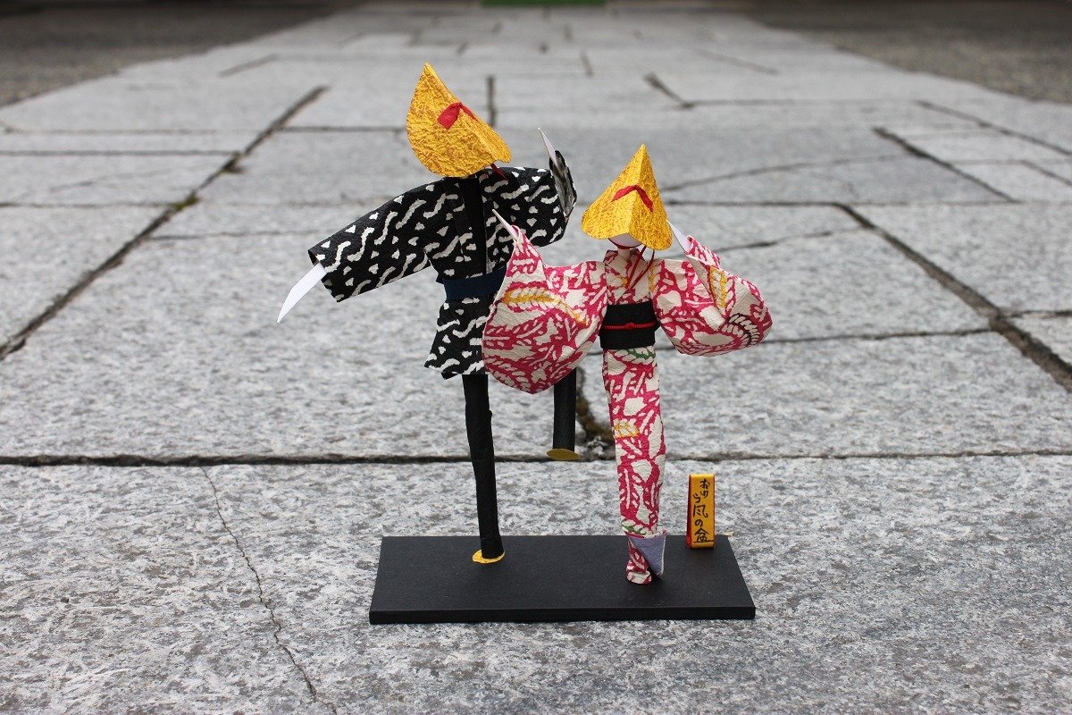 和紙で作られた「おわら風の盆人形」男女3520円