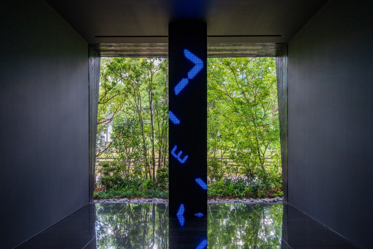 新館にある宮島達男の作品『Time Waterfall - panel #COM（タイム ウォーターフォール）』。©NHN JAPAN Corp.