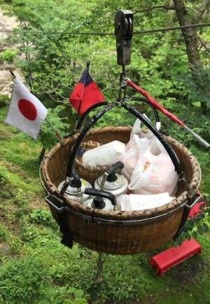 みたらし、ごま、あんこの3本入りで500円（お茶付き）　写真／一関市