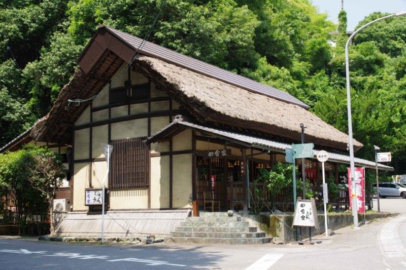 毎朝作られるそばのだしは深い味わい。地元でも人気の店です