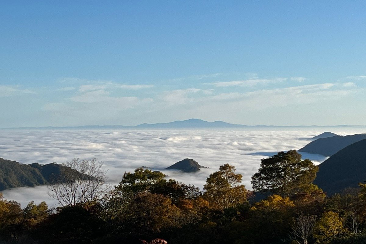 朝は雲海に浮かぶ早池峰山の幻想的な風景を見ることもできます