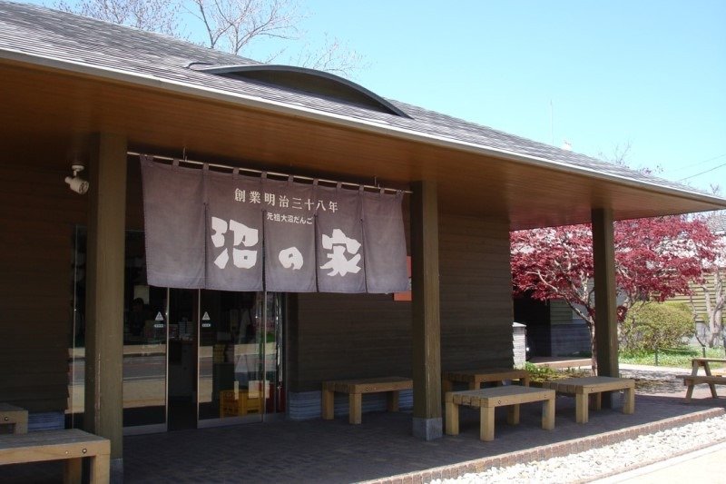 茶屋風の「沼の家」。店前のベンチで食べることもできます