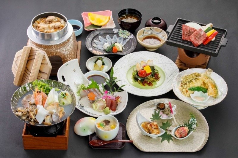 食事処でいただく夕食は日本海の幸が中心。秋・冬にはフグが登場することも