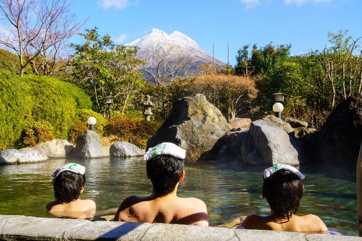 由布岳を望む展望露天風呂「ゆふの湯」。秋は紅葉、冬は雪景色など、四季折々に表情を変えます