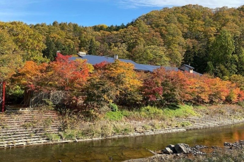 落部川沿いの森に囲まれて立つ宿