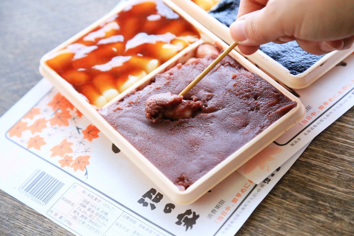 「元祖大沼だんご」は醤油とあん、醤油と胡麻の2種類。写真は小折で各430円。大折は710円