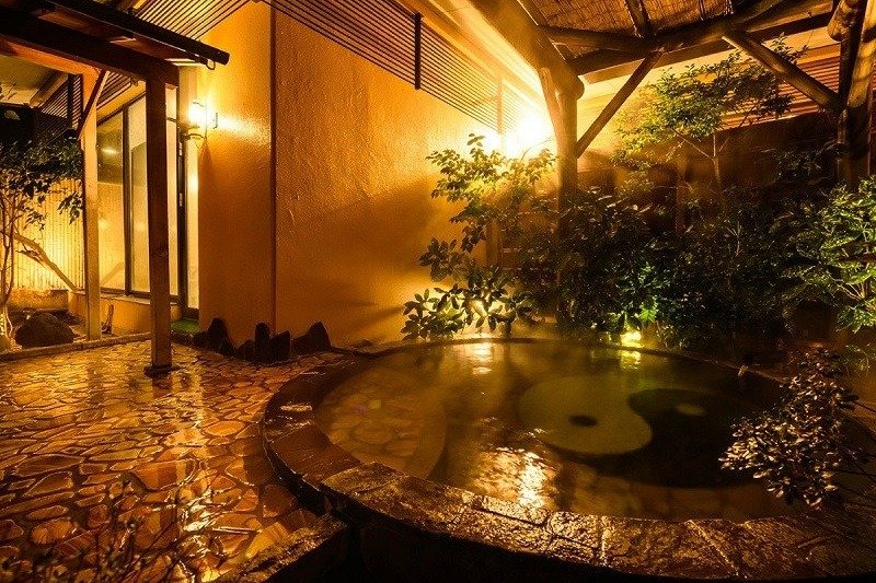 リラックス効果が高いとされるトルマリンと温泉の効能を同時に楽しめる露天風呂