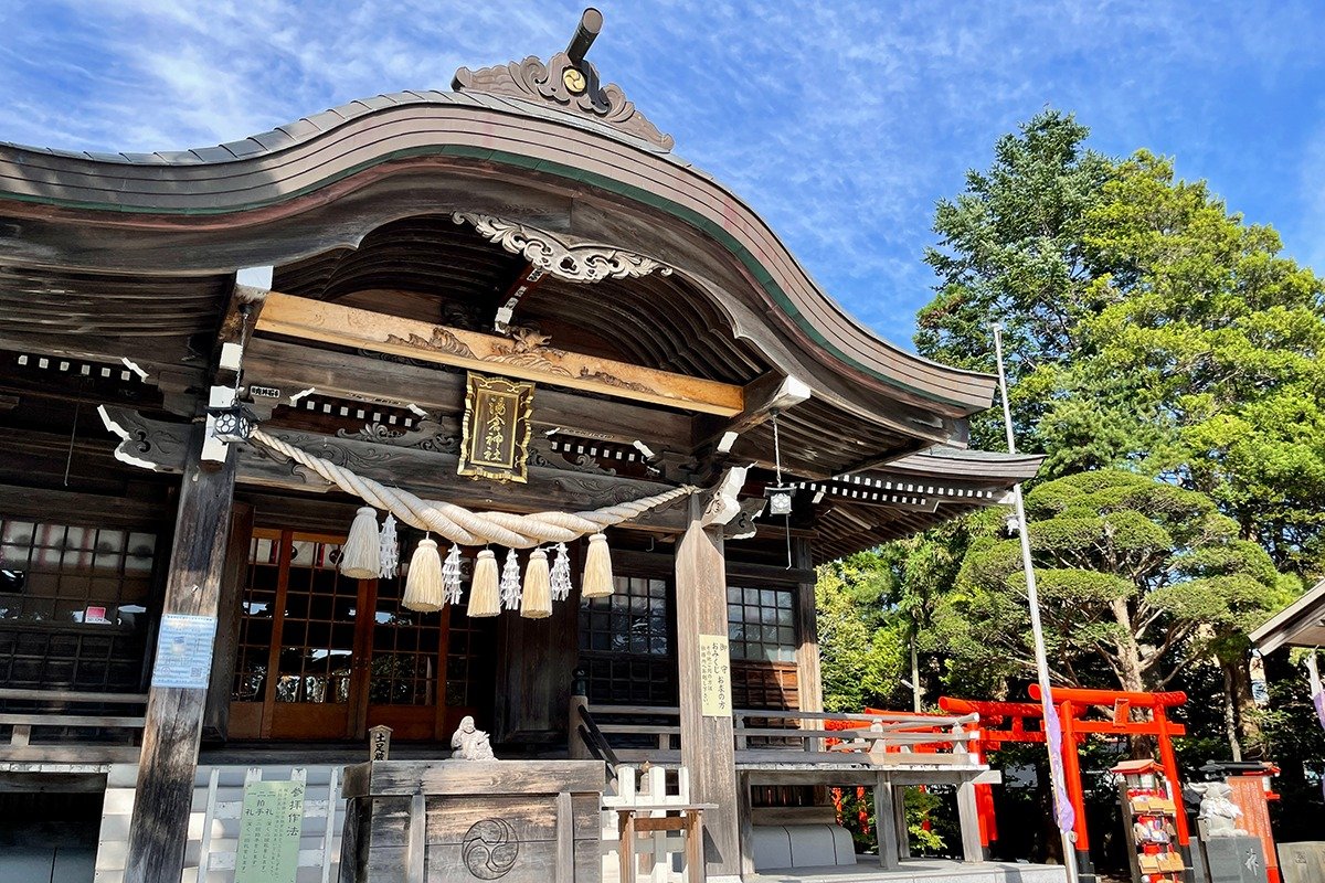 湯の川温泉の発祥地、鎮守として親しまれている神社です