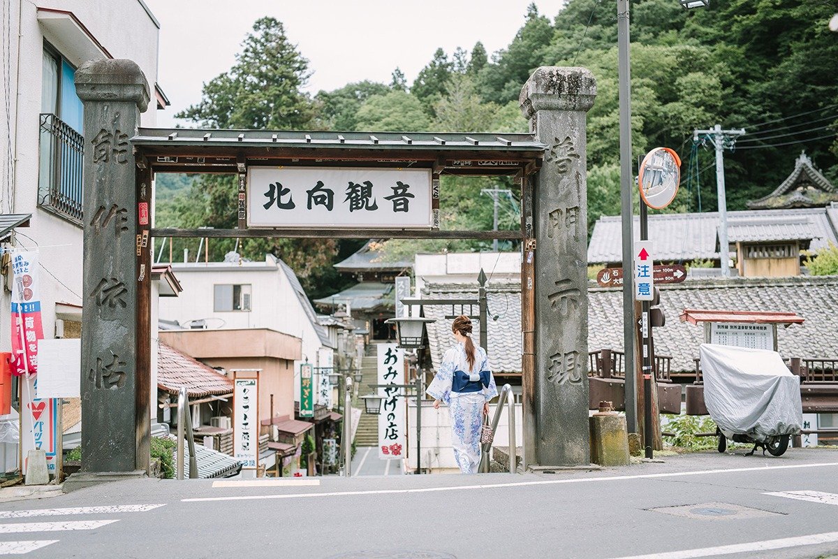 北向観音参道には厄除け饅頭や羊羹など、御利益にちなんだ品も売っています