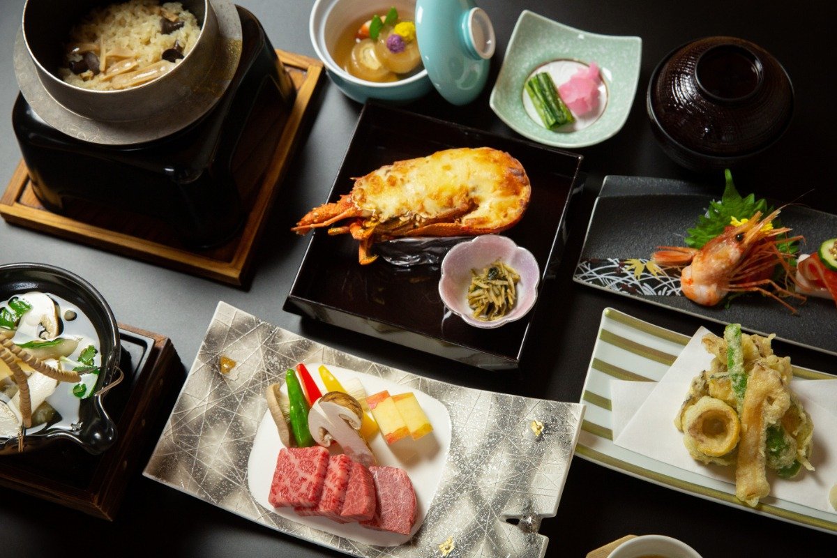 秋の夕食メニュー一例。土瓶蒸しや天ぷら、炊き込みご飯などでマツタケを思う存分味わえます
