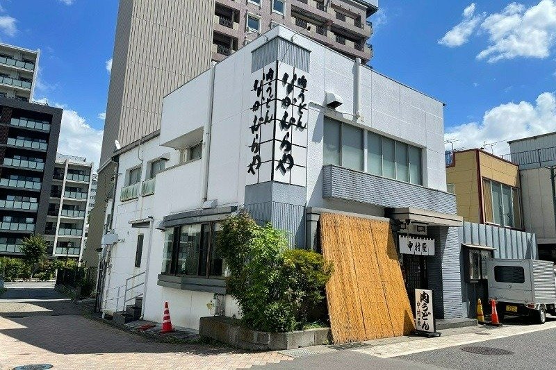 店は駅前の商店街、お城口天神通り沿いにあります