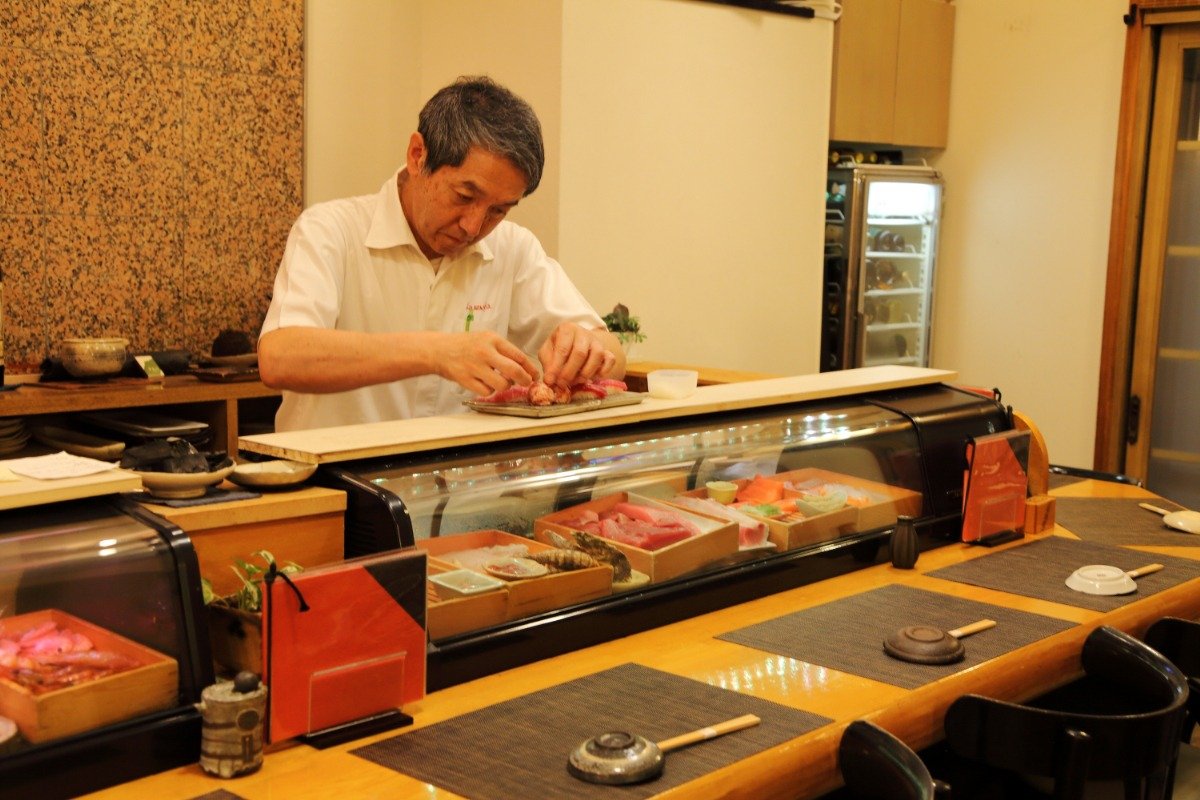 ネタを見極め仕事をする玉谷さん。百貨店の物産展などでも函館の味を広めています