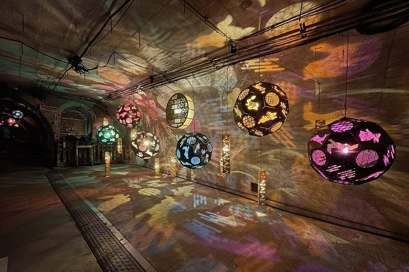 「光のトンネル」は毎年異なる演出テーマで実施。写真は2022年開催「月灯りの紅葉 -Mo Mi Ji-」の演出