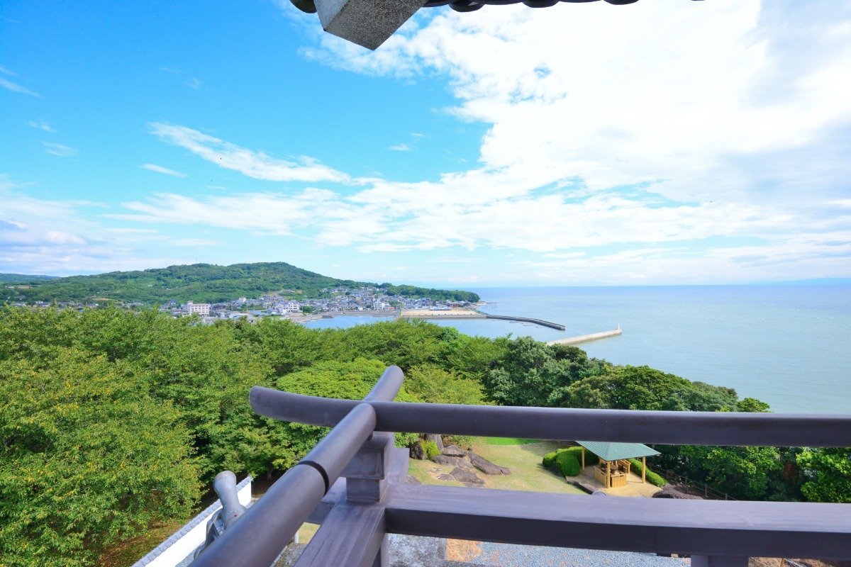 東側には有明海や対岸の雲仙普賢岳、西側には多良岳山系の山々を望みます