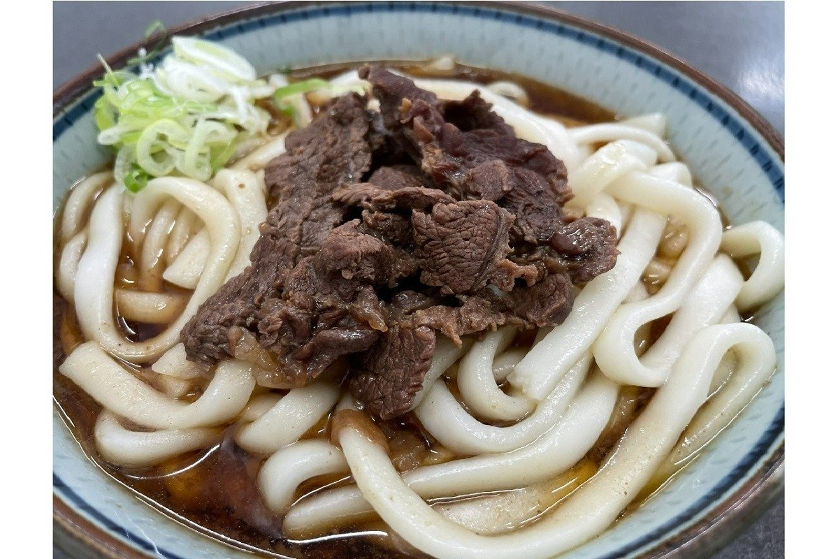 「馬肉うどん」750円。ミニ天丼付き1250円も人気です