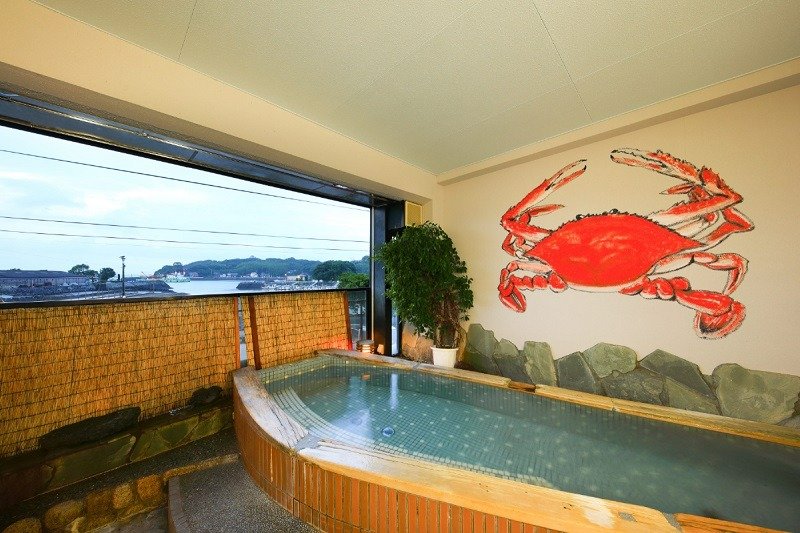 有明海を見わたせる貸し切りの展望風呂。壁には竹崎カニのイラストが