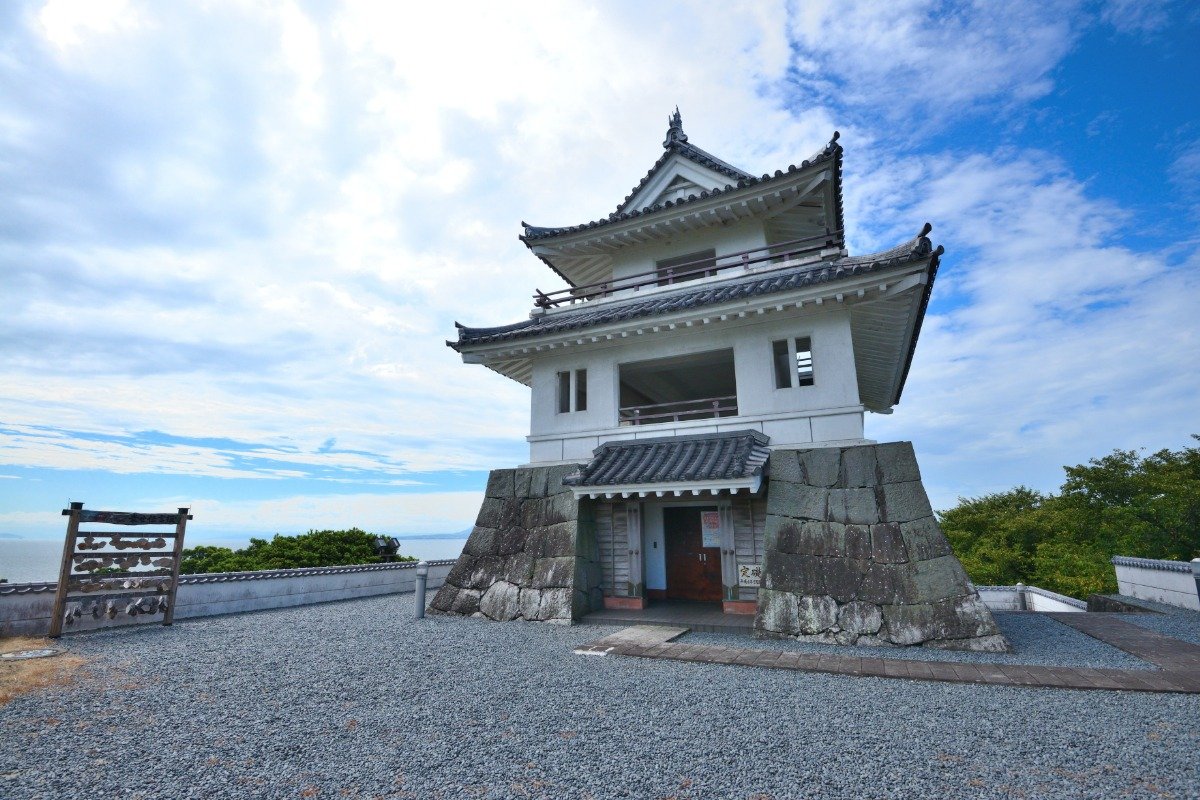 有明海に突き出た周囲約4キロの竹崎島に立地。1階には漁具資料館があります