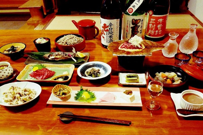 夕食は山菜懐石料理。 イワナや馬刺しなども味わえます