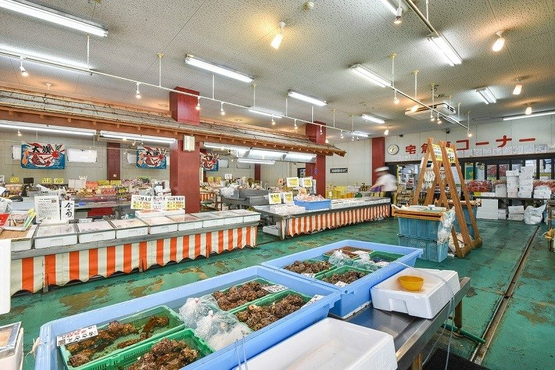 鮮魚、干物、冷凍品など、日本海の幸が幅広く揃います。店内は広くてゆったり