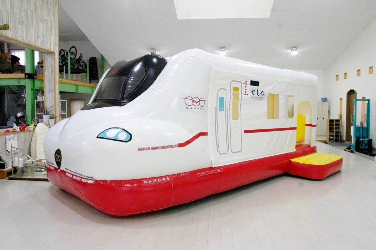 長崎駅ではこどもが乗って遊べる西九州新幹線「かもめ」のふわふわが登場