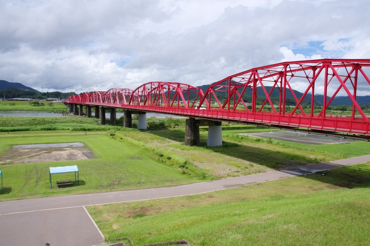 渡川緑地と赤鉄橋。渡川は四万十川の古くからの名称