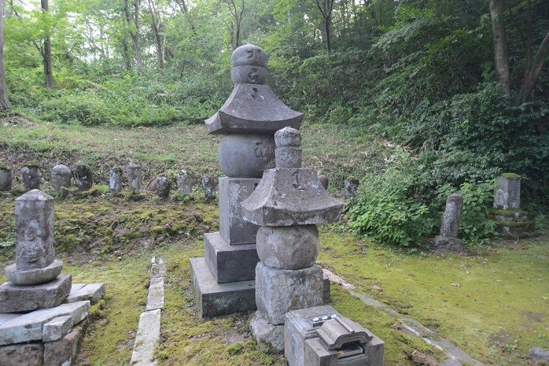 謙信の墓。近くに川中島の合戦での戦死者の供養塔もあります