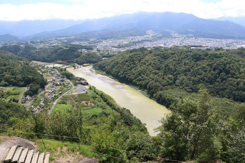 天守展望台から眺める中津川の町並みと木曽川